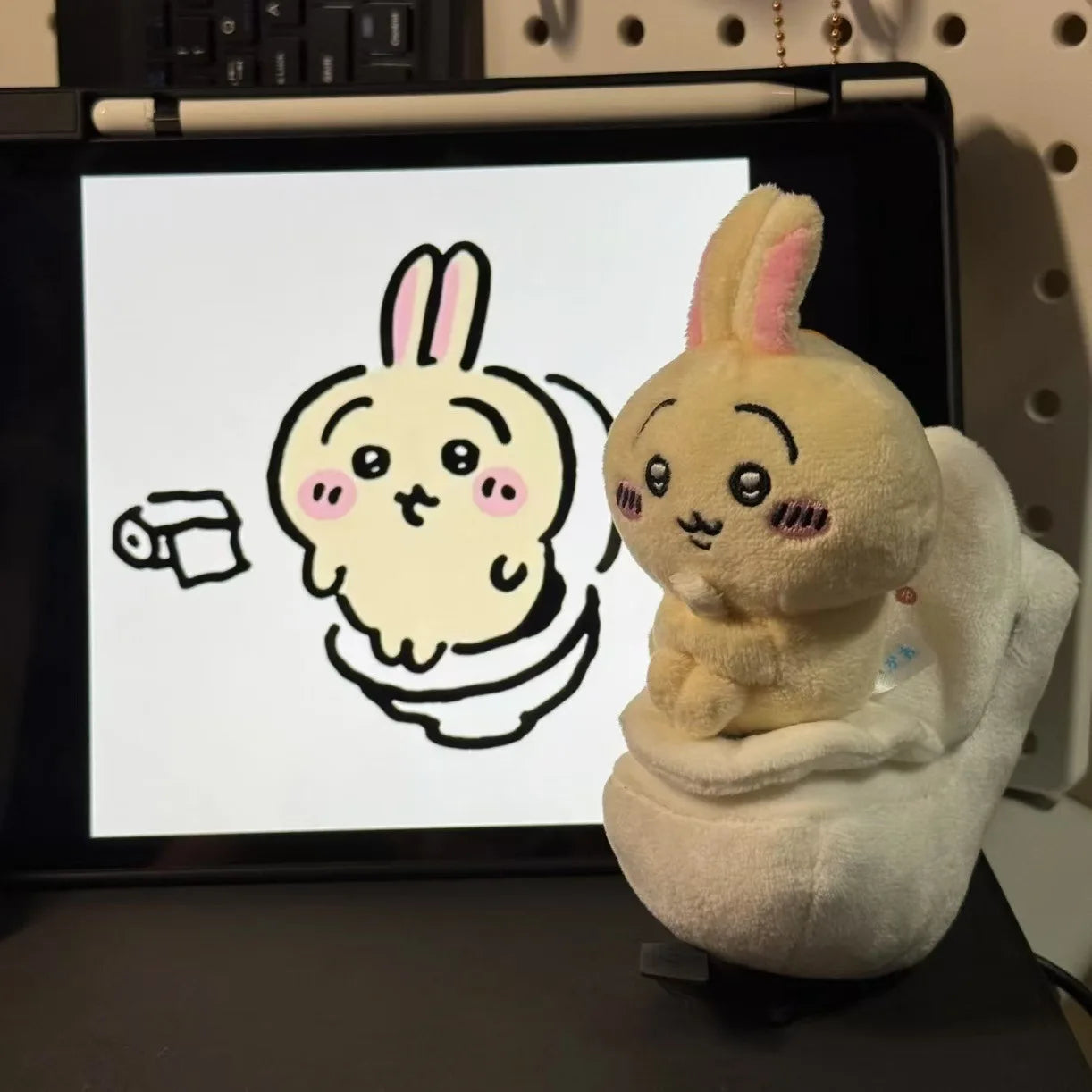 18cm Chiikawa Anime Sitting On The Toilet Plush Doll Kawaii Hachiware Usagi Sitting On The Toilet Funny Plush Doll Ornaments